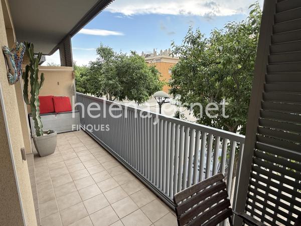 Pis a Mas Balmanya amb gran terrassa i piscina comunitària