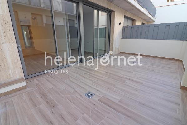 Pis d’obra nova amb pati i plaça de parking al centre de Palamós