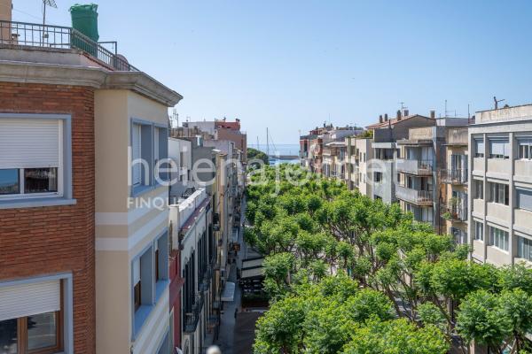Ampli apartament a la mateixa Rambla de Sant Feliu de Guíxols