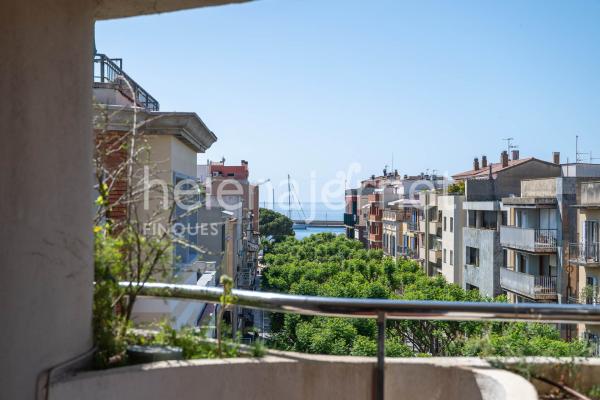 Ampli apartament a la mateixa Rambla de Sant Feliu de Guíxols
