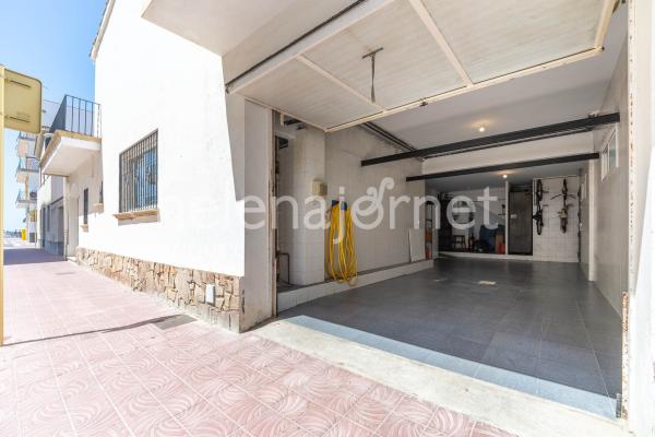 Casa adossada a Sant Feliu de Guíxols