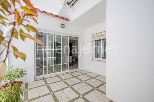 Casa adossada a Sant Feliu de Guíxols