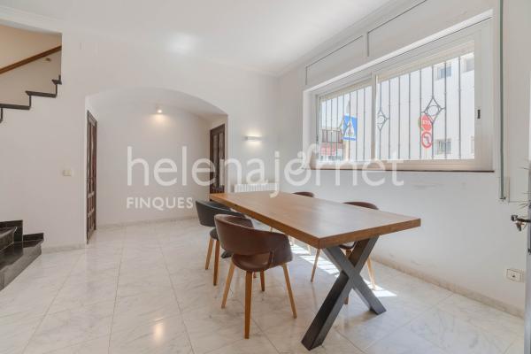 Casa adossada a Sant Feliu de Guíxols