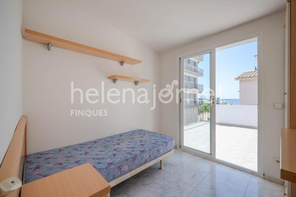 Casa adossada a Sant Feliu de Guíxols