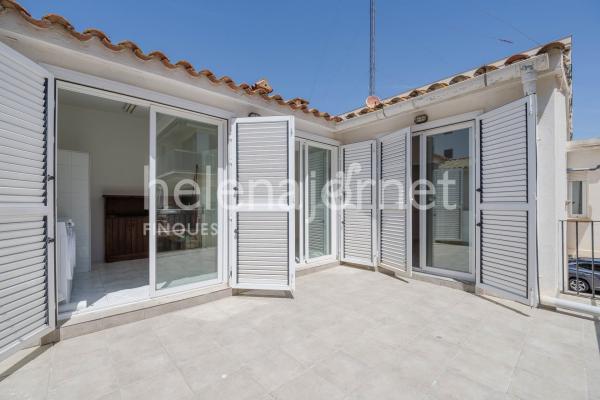 Casa adossada a Sant Feliu de Guíxols