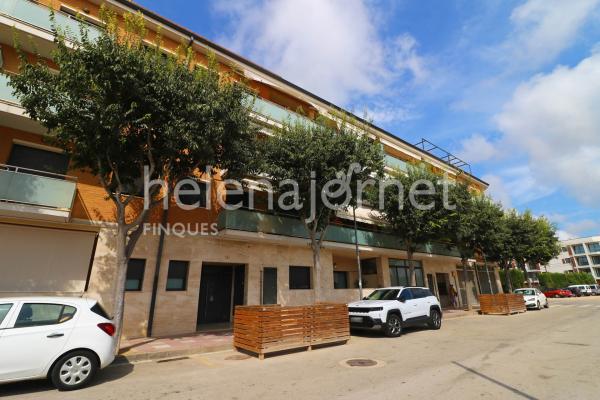 Pis lluminós amb terrassa al centre de Santa Cristina d'Aro