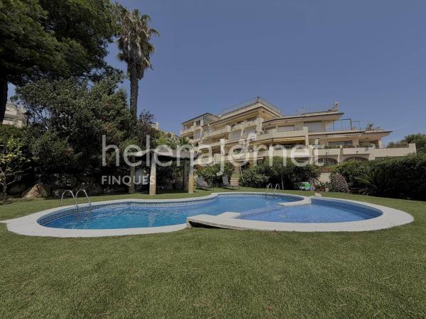 Emblemàtic pis amb jardí i piscina privada a Les Veles
