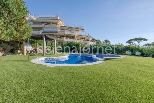 Emblemàtic pis amb jardí i piscina privada a Les Veles