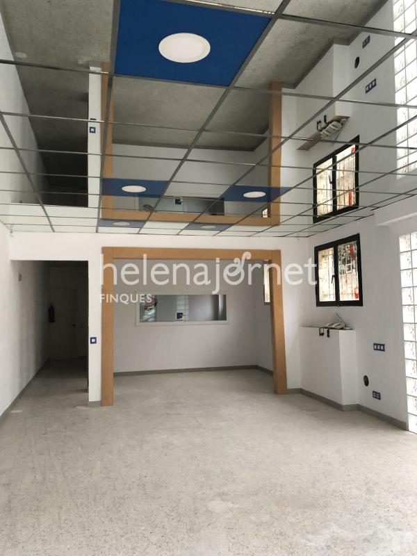 Local comercial en lloguer situat al Carrer Carme al centre de Girona
