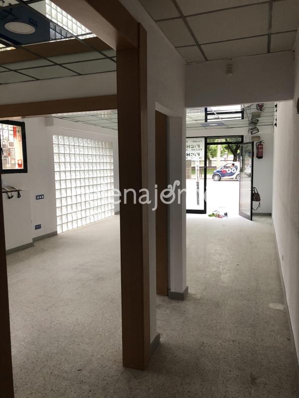Local comercial en lloguer situat al Carrer Carme al centre de Girona