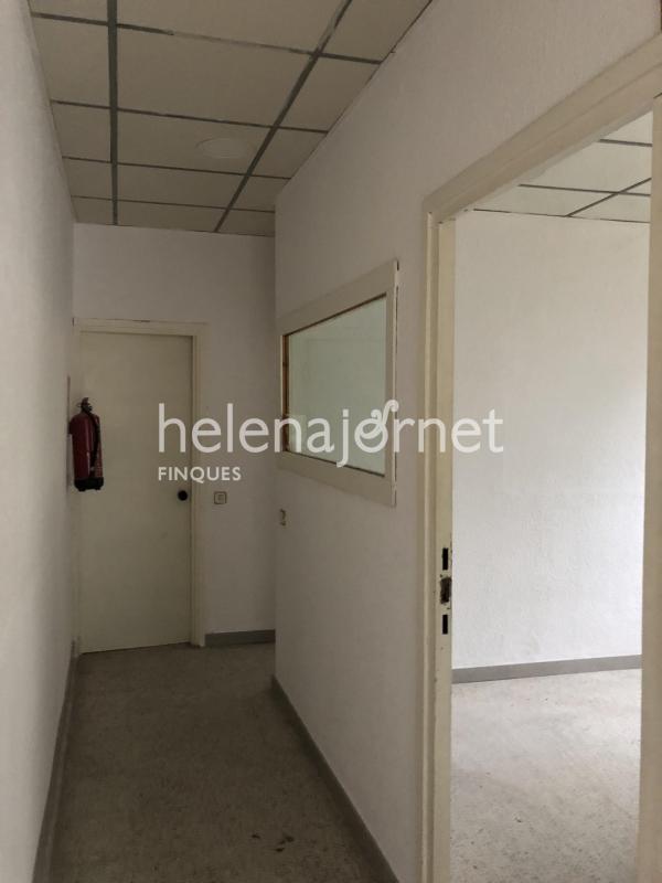 Local comercial en lloguer situat al Carrer Carme al centre de Girona