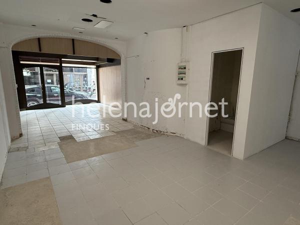 Local comercial en lloguer situat al Carrer Comerç a Sant Feliu de Guíxols