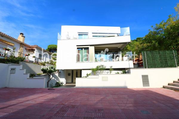 Espectacular casa a quatre vents amb piscina, a prop del centre de Sant Feliu de Guíxols
