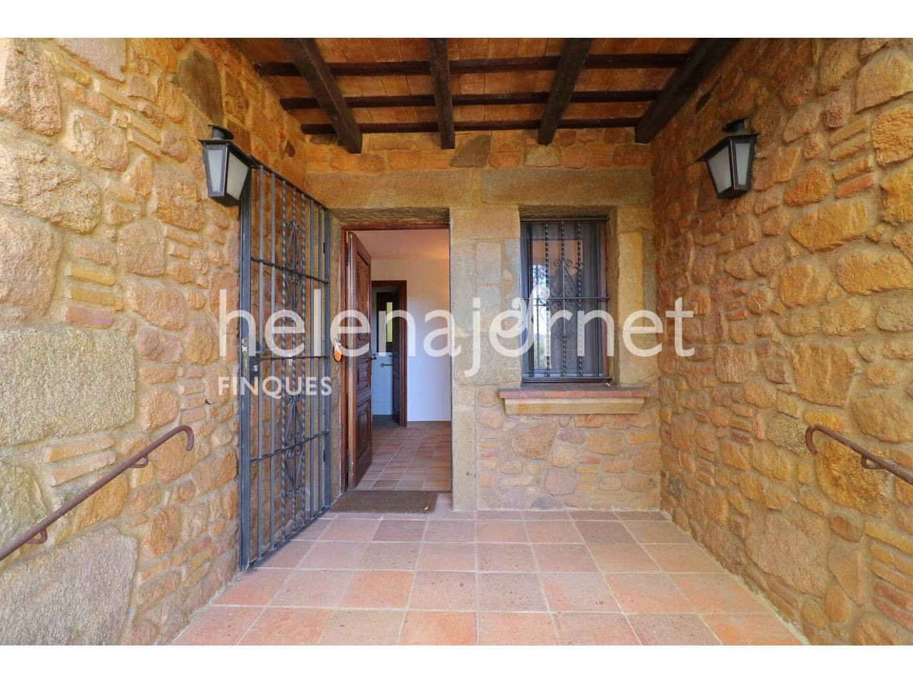 Great rustic-style estate with a big plot of land in Solius - 1656