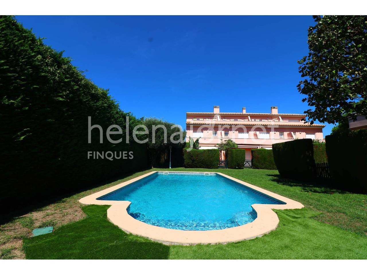 Casa adossada amb terrasses, jardí i una fantàstica piscina comunitària - 865