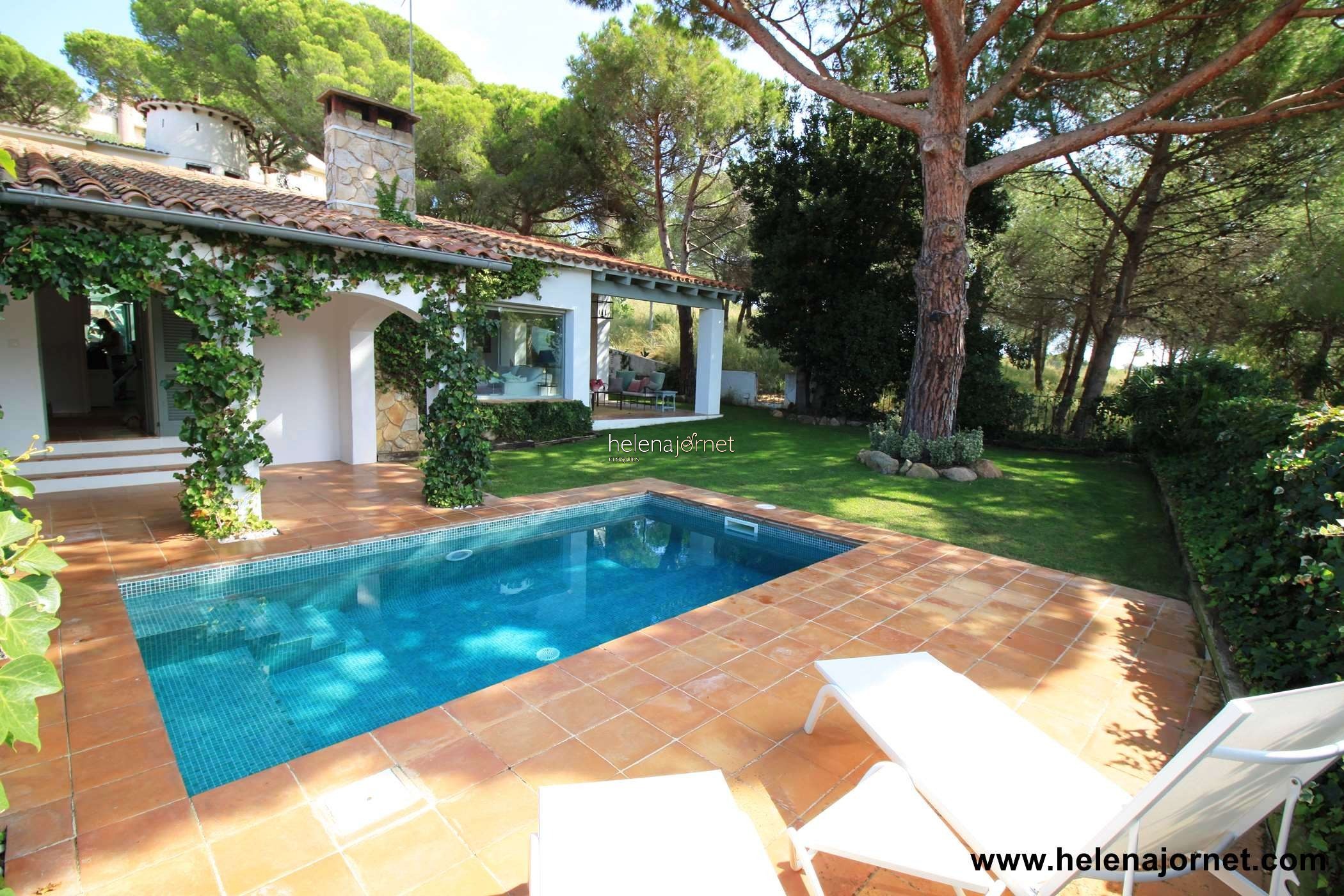 Fantàstica casa estiuenca a S'Agaró amb piscina i jardí privats. - 70060 Casa verda